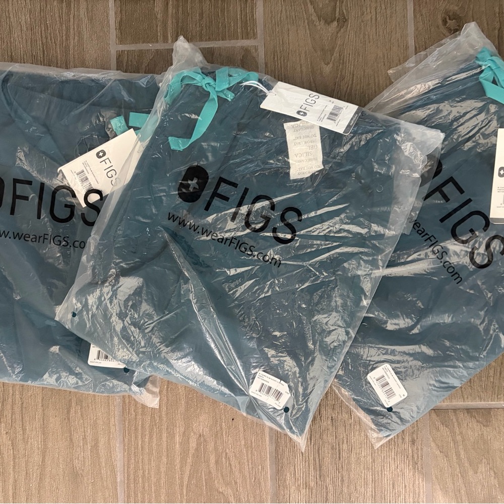 FIGS Caribbean blue medium slim short cargo pants